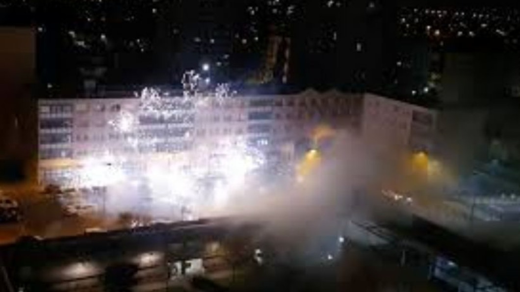 太囂張! 40多名暴徒深夜用爆竹攻擊巴黎警局