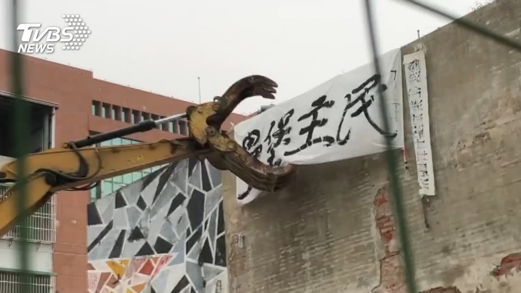 南鐵半拆戶聲援者衝撞流血 交通部允27日前緩拆