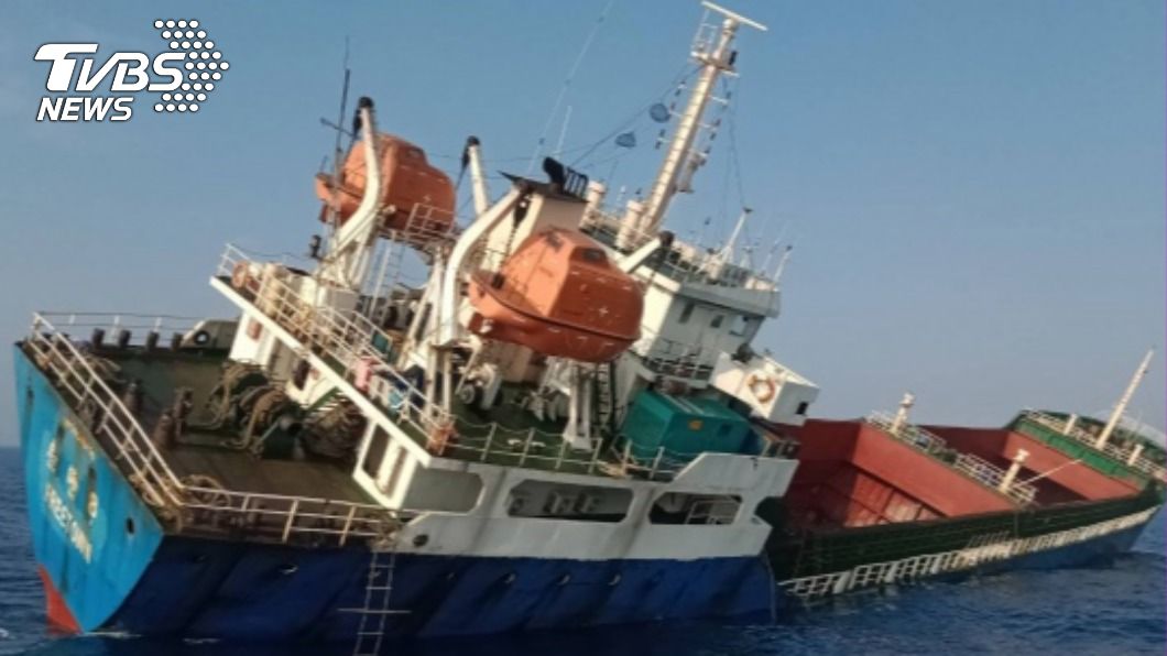 獅子山籍貨船疑破損進水 空勤吊掛救出13船員