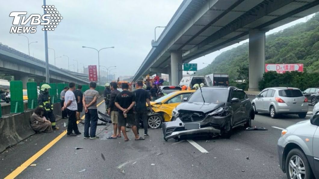 國1北上「5車連環撞」1人送醫急救 3道封閉車流回堵