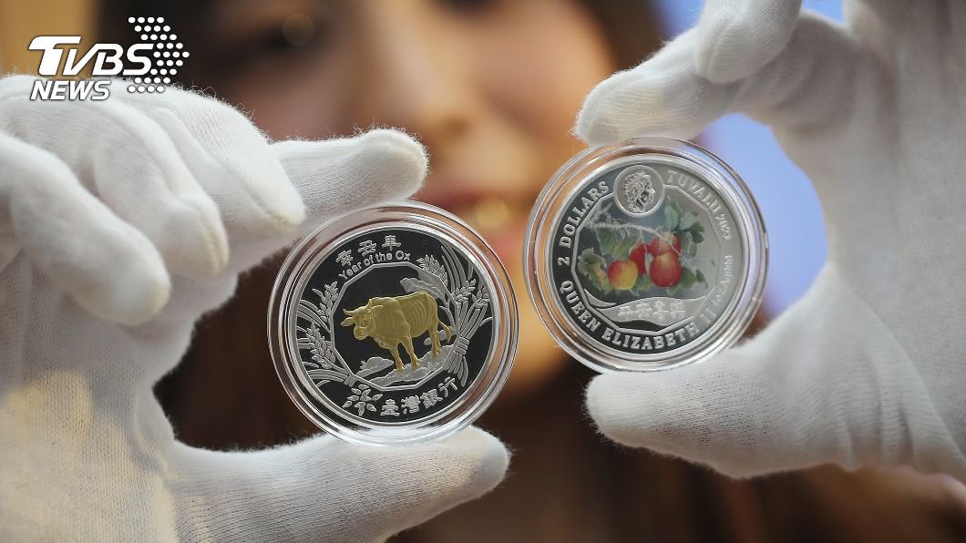 台銀今天發行牛年鍍金銀幣。（圖／中央社）