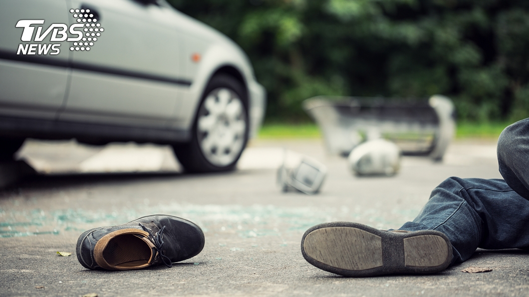 被車撞當沒事！翁回家慘倒玄關　家人6日後破門睹屍淚崩
