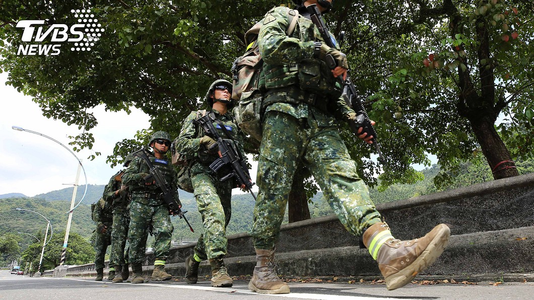 特戰兵搶運將反被刺！　躲草叢1小時狼狽落網