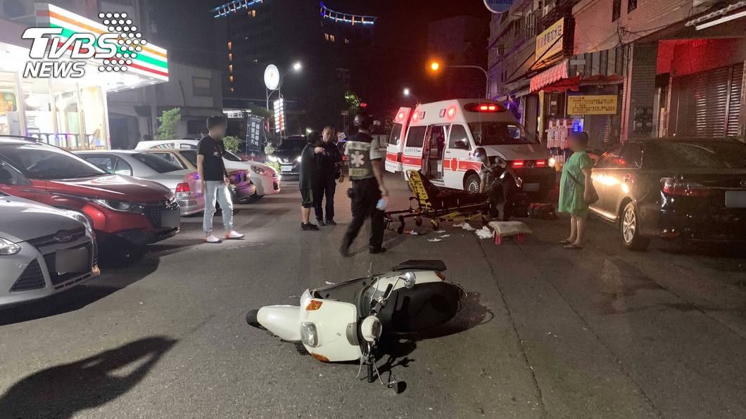 雙載騎車撞倒路人　高雄情侶竟棄車徒步落跑