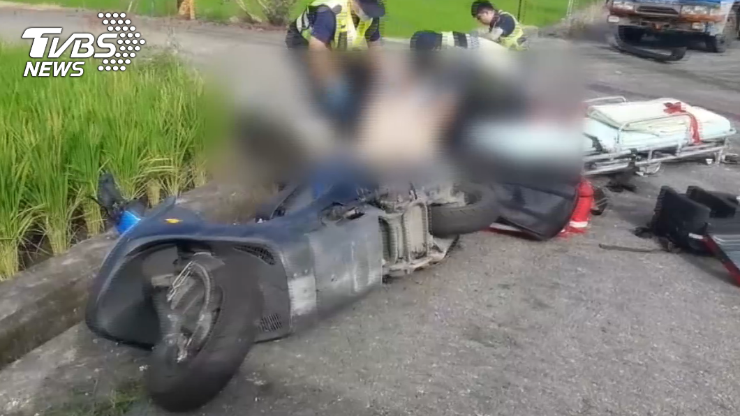 苑裡也發生死亡車禍，25歲女騎士彈飛摔落水溝搶救不治。（圖／TVBS）