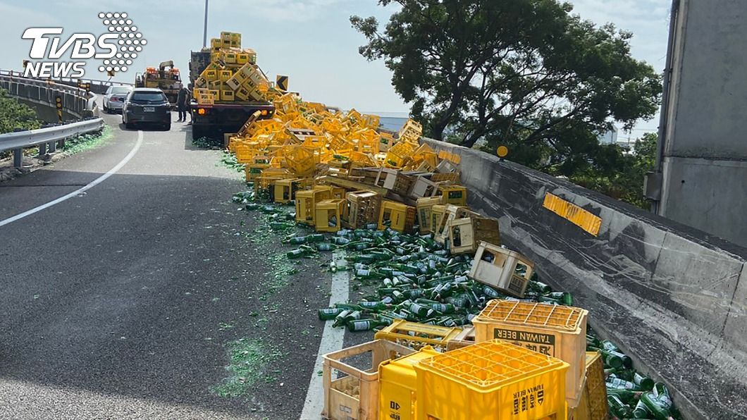 大貨車疑繩索未綁好　百箱玻璃酒瓶摔落國道