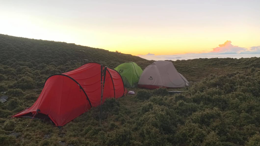 隊友不僅背走所有帳篷,還在嘉明湖邊非法紮營。(圖/翻攝自「登山借問站」臉書社團)