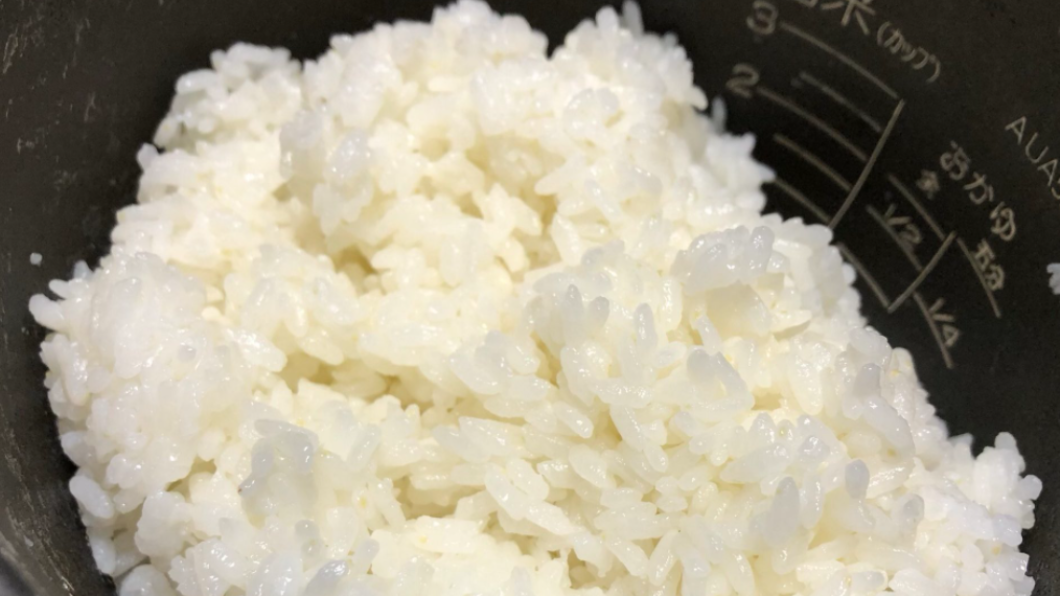 米飯放在電鍋裡保溫存放,容易孳生細菌導致變質。(圖/翻攝自推特/@zennoh_food)