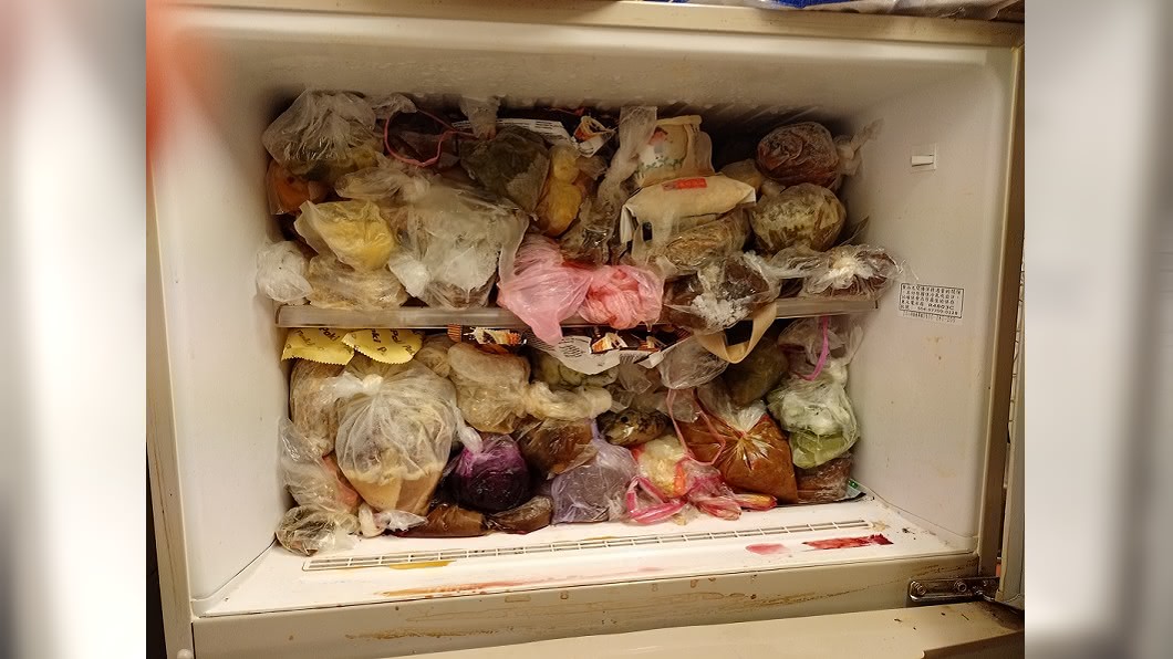 冰箱內塞了滿滿的食物,讓人看了感覺超級不舒服。(圖/翻攝自爆怨公社)