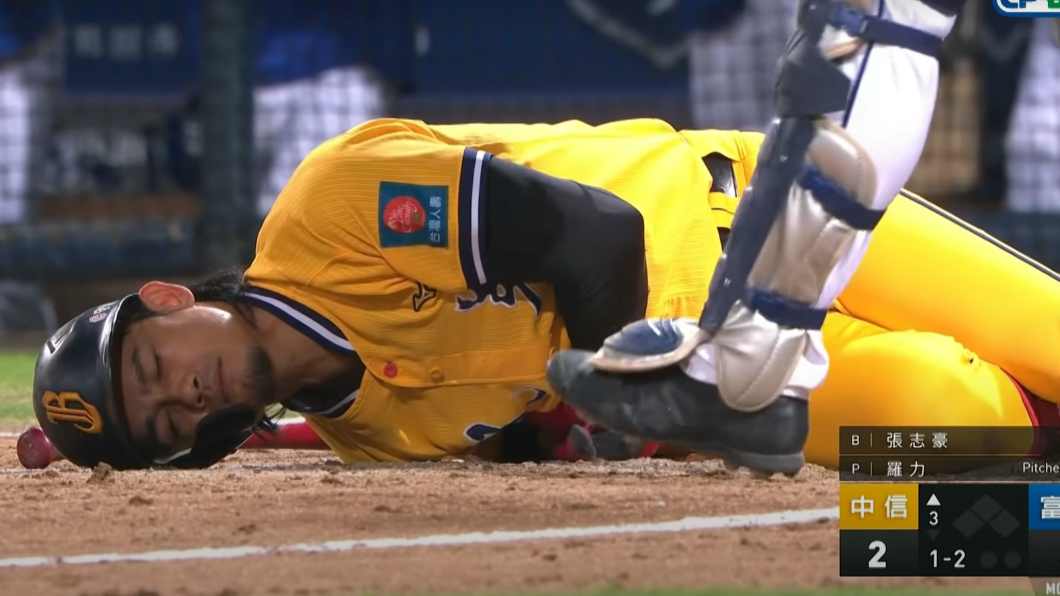 猛擊界外全壘打 中信兄弟張志豪揮棒受傷
