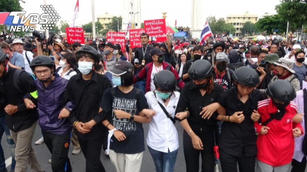 泰國反政府示威升溫! 學運團體移往鬧區抗議