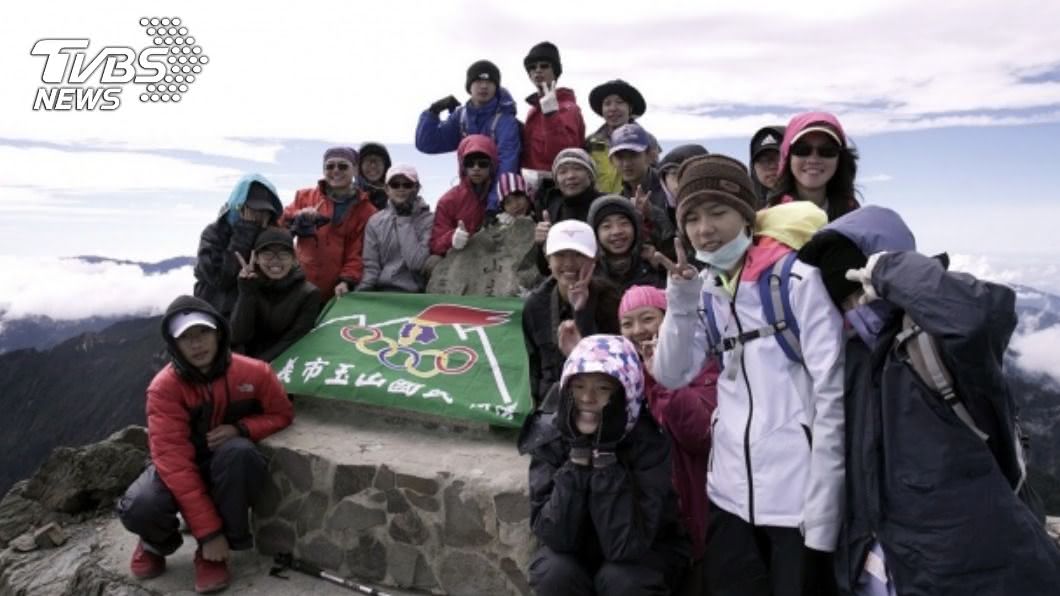 嘉市國三生登上玉山主峰 師生視訊喜極而泣