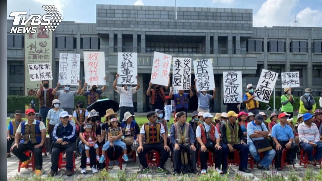 屏縣府強拆違建永久屋 鄉代與怪手對峙怒轟偷襲