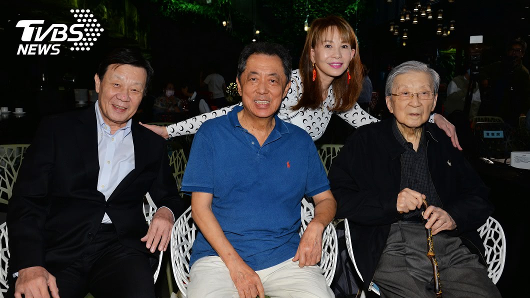 周丹薇舉辦古焰鎏璃創作展,影視圈好友寇世勳、朱延平、李行眾多巨星都現身力挺。(圖/翻攝自周丹薇臉書)