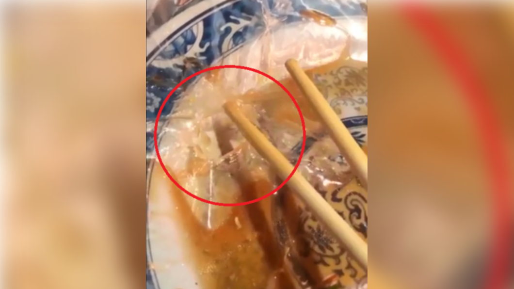底部塑膠袋破洞。(圖/網友授權提供)