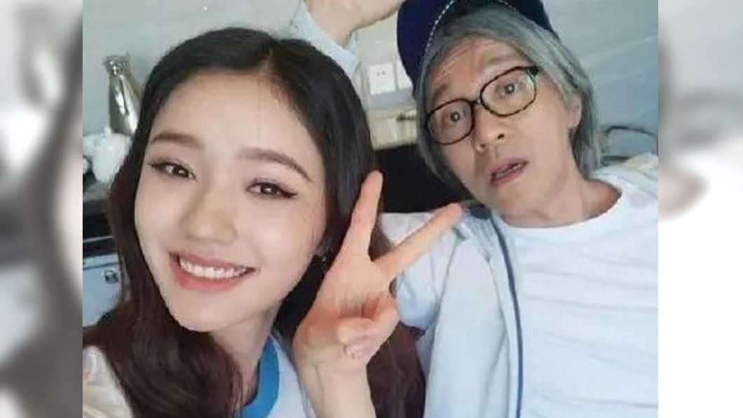 周星馳與林允2人情同父女。(圖/翻攝自微博)