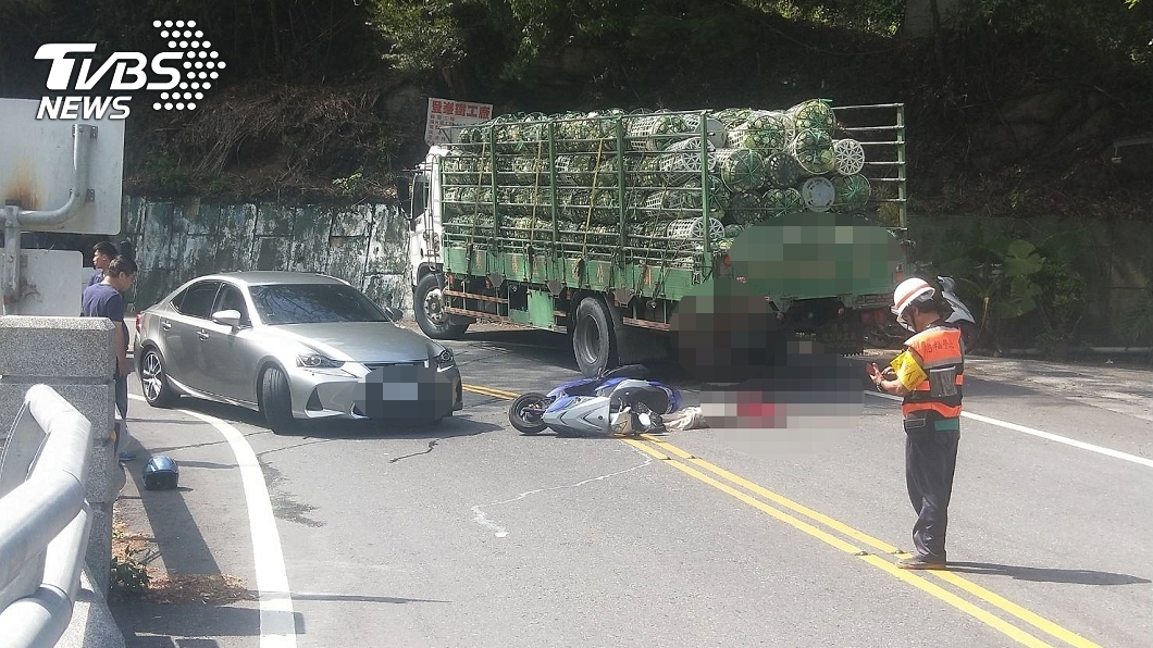 悚!南投機車擦撞貨車後座男「斷頭慘死」 路人全嚇壞