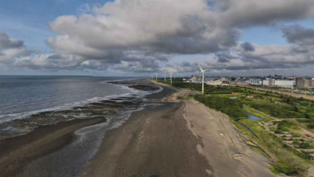 老翁癱坐在觀音海水浴場附近的路邊。(圖/翻攝自google map)