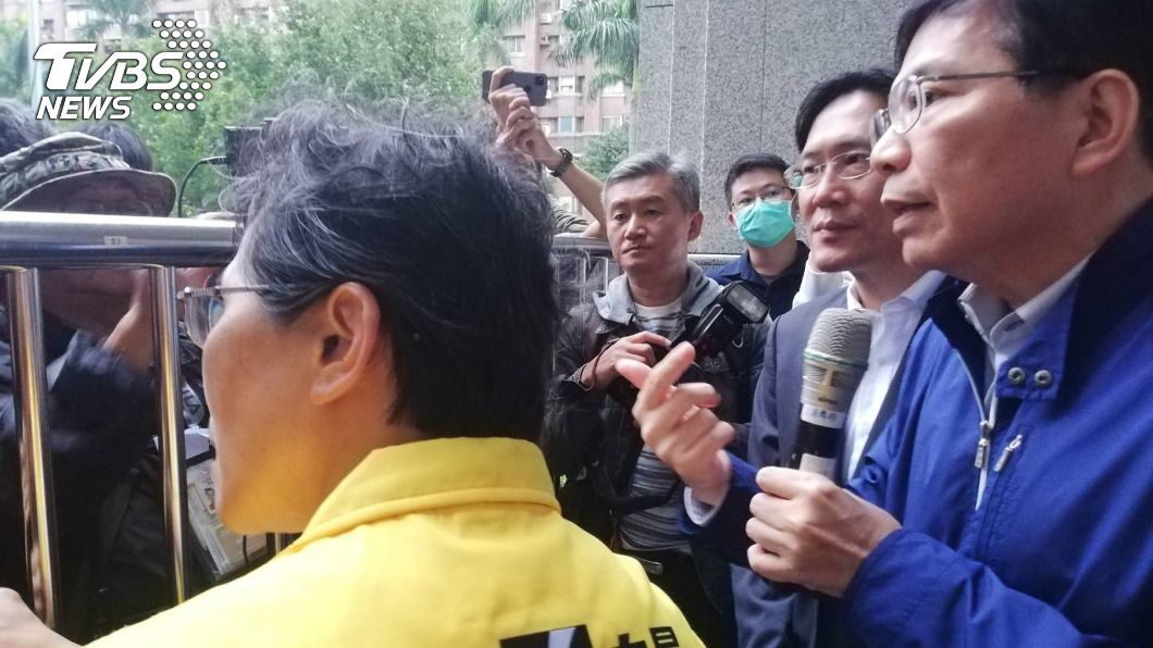 抗議南鐵東移聲援者情緒激動　11人遭警管束已放行