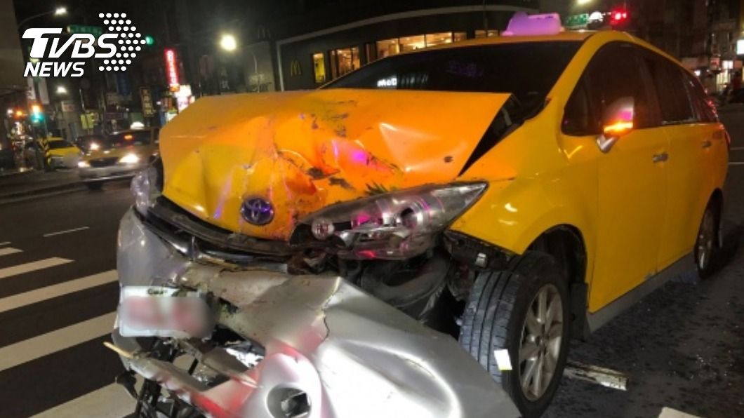 疑突發病自撞車頭變形 小黃司機搶救不治