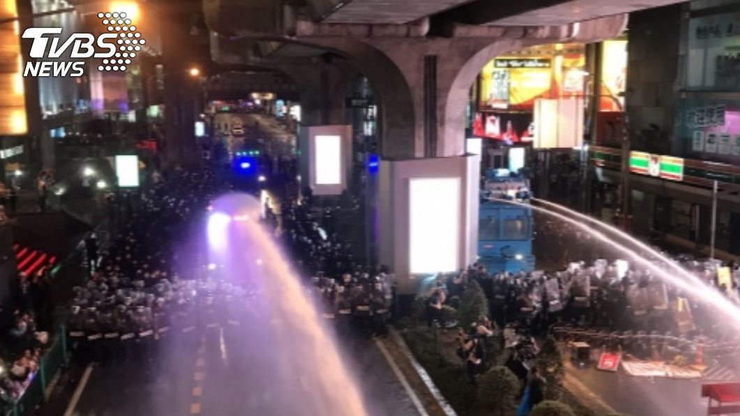 泰反政府示威無懼警鎮壓　揚言傍晚再集結
