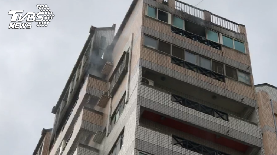 台中北屯大樓失火！4人困屋內　警消頂樓放水線搶救