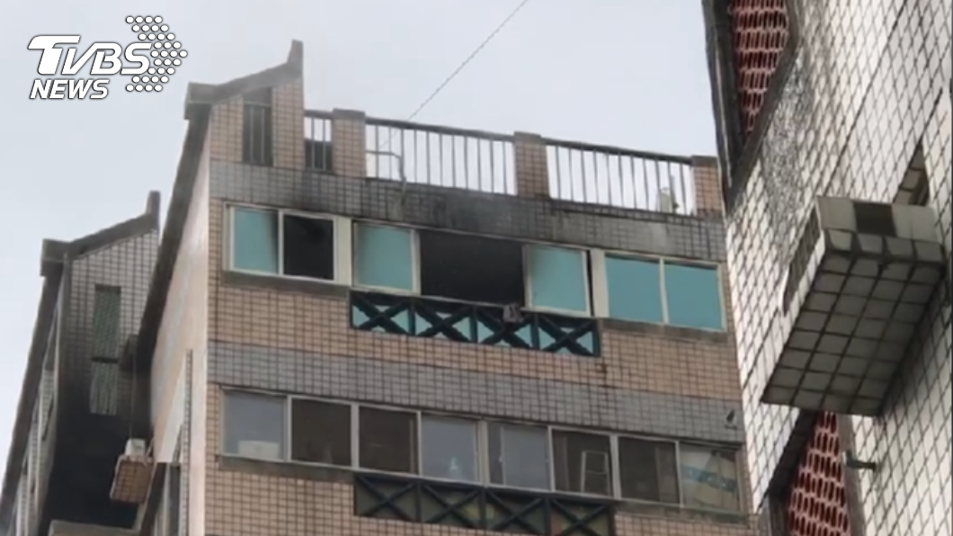 屋內受困4人已平安被救出。(圖/TVBS)