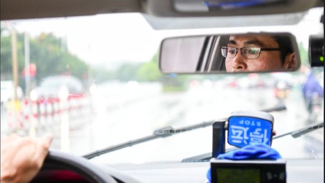 長沙計程車司機陳春回憶載客驚魂。(翻攝自瀟湘新聞)