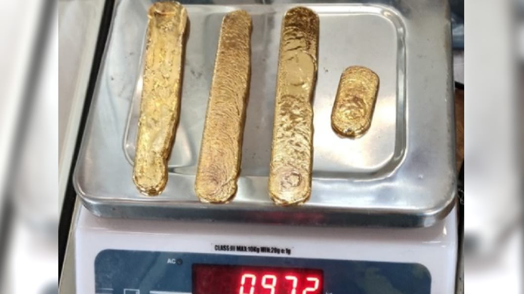 忍痛走私！男「屁股塞4金條」走路姿勢怪異　搭機被抓包