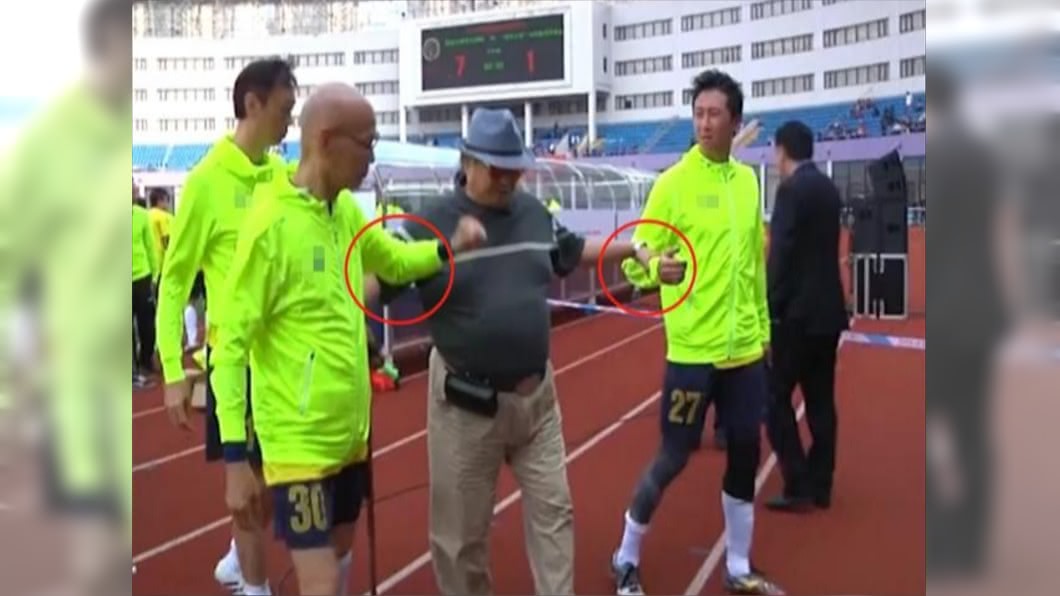 洪金寶如今出入都要人攙扶。(圖/翻攝自微博)