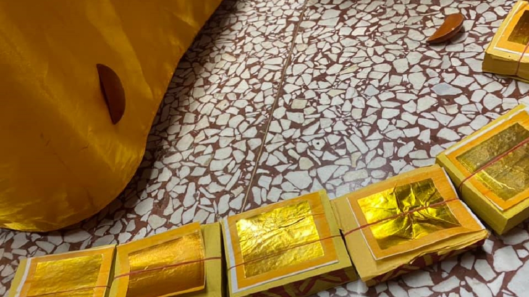 女香客擲筊竟黏神桌桌布30小時　東嶽廟方驚：神明指示