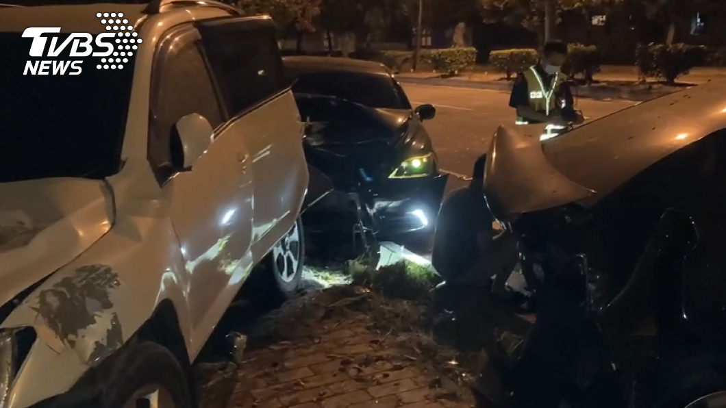 2台轎車受到猛烈撞擊受損嚴重,幸好當時車上都沒人。(圖/TVBS)