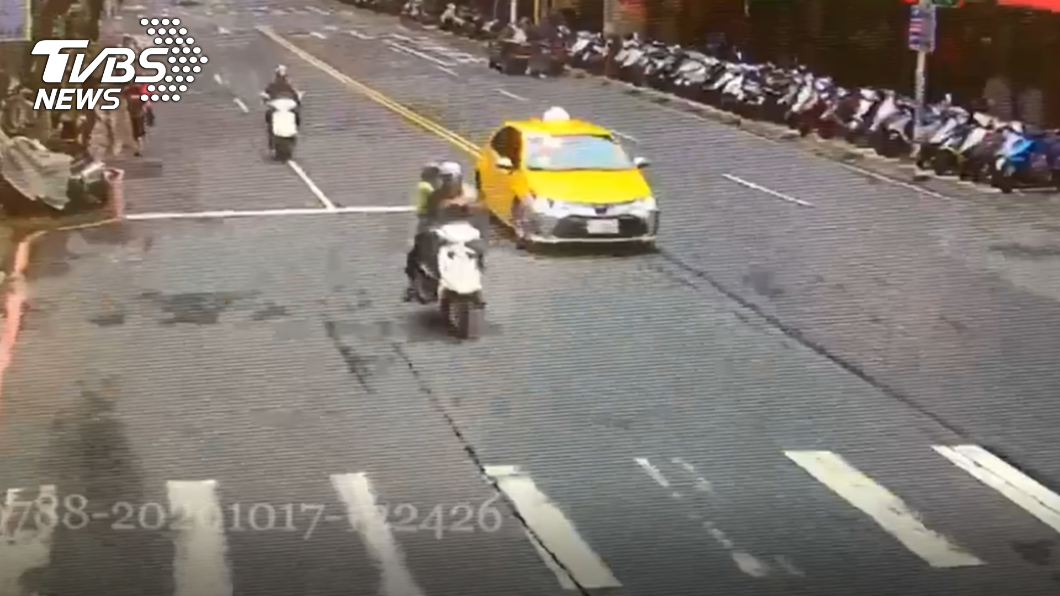 員警親自護送醫師到院接生。(圖/警方提供)
