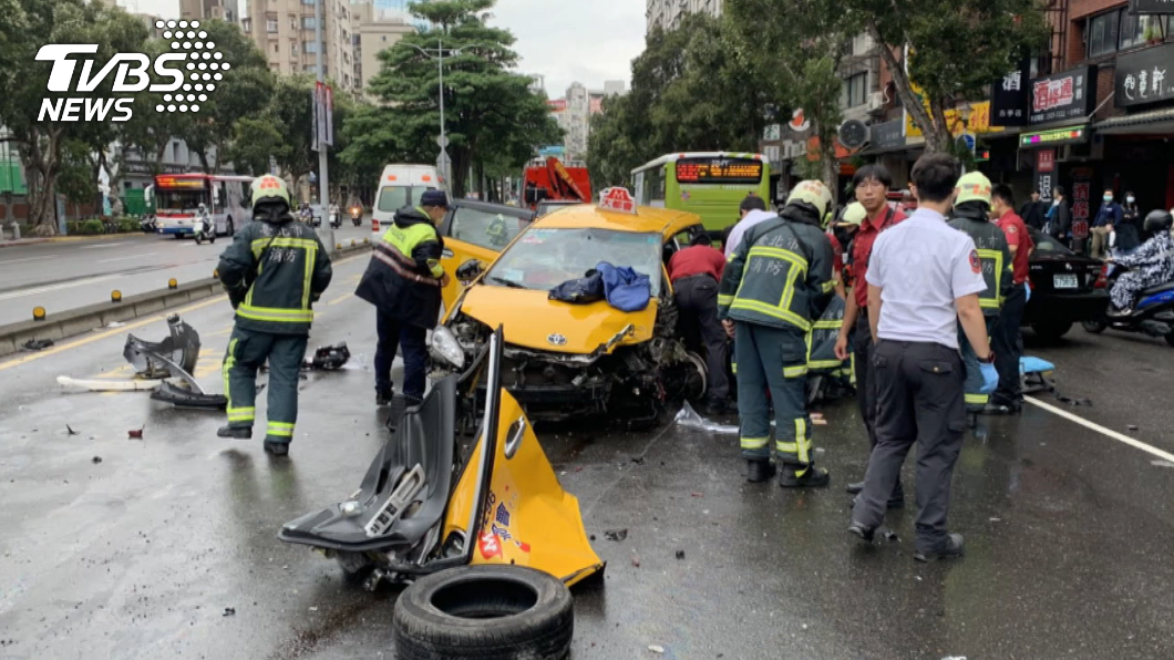 駕駛偏離車道釀連環撞 小黃司機、乘客腿骨折