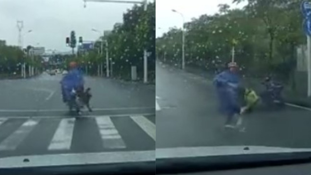 起步沒抓穩!女童摔倒「狂奔追車」 慘遭狠父踹飛