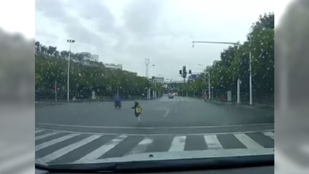 女童從車上跌落後,在馬路上狂奔急追。(圖/翻攝自微博)