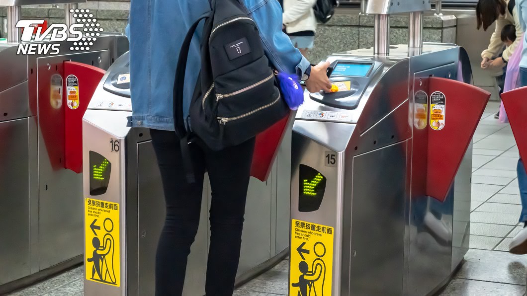 2女搭捷運遭鹹豬手摸一把 老翁被抓包辯:我已80歲!