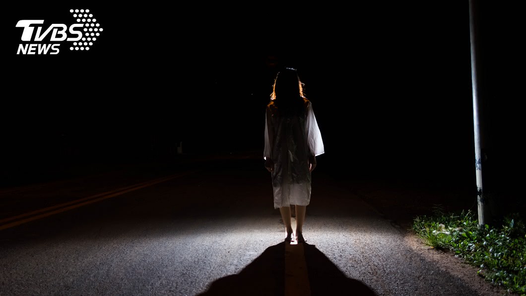 夜歸暗巷赫見「陰森人臉」 全網嚇瘋:心跳漏一拍