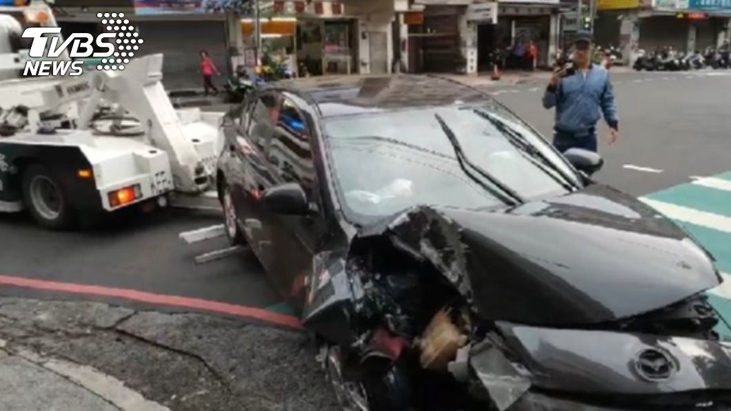警方到場協助駕駛送醫,並請拖吊車排除事故。(圖/TVBS)