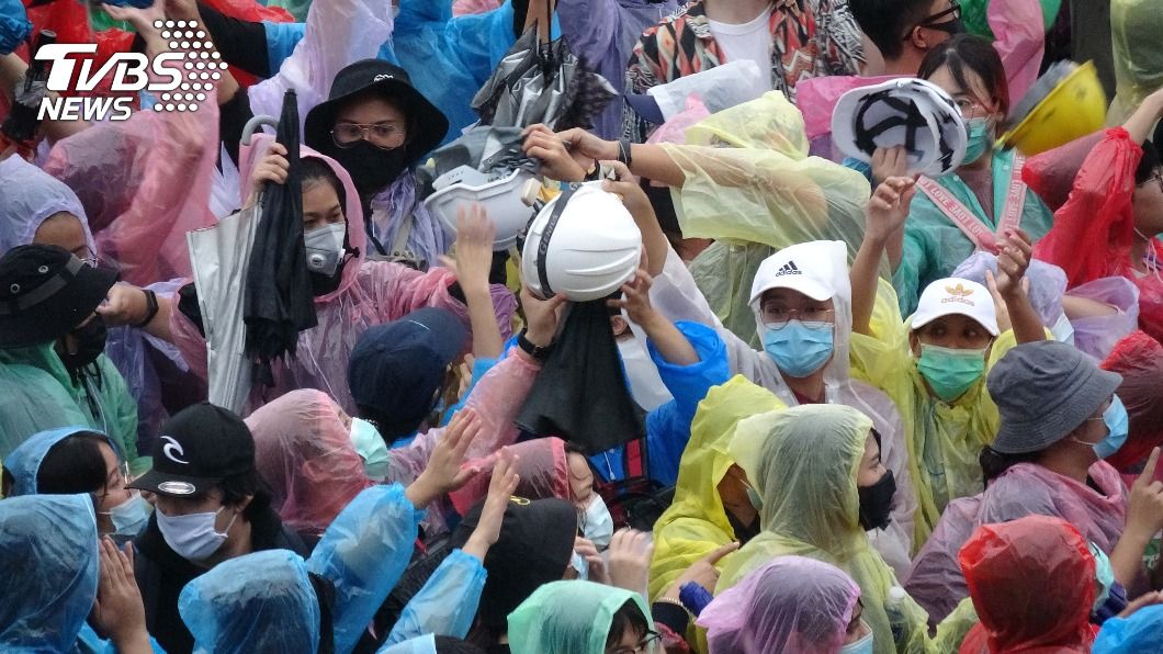 泰國反政府示威 萬人兵分兩路再占主要路口