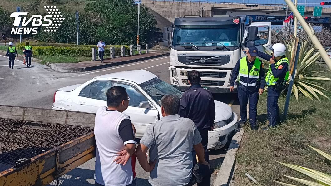 警消人員獲報趕往現場,出動破壞機具將駕駛救出。(圖/TVBS)
