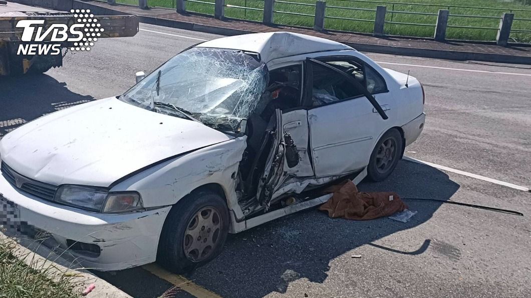 國3竹南交流道轎車遭砂石車攔腰撞 駕駛命危搶救中