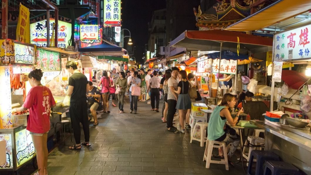 逛夜市+票選最愛美食外,還有多項抽獎與優惠活動。(圖/ 台北市市場處、臺北好市發聲、食尚玩加編輯部提供)