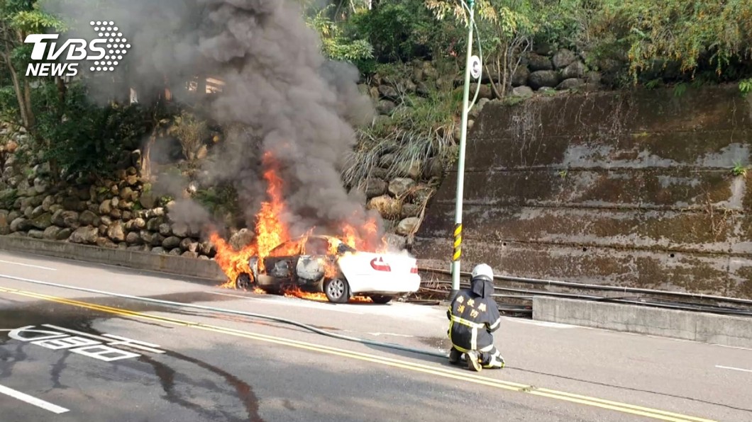 載3友遊日月潭 途中火燒車4人急逃命