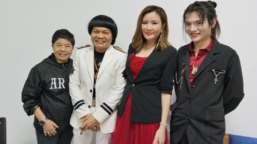 女星張文慈日前分享和八兩金父子的合照,網友議論紛紛。(圖/翻攝自微博)
