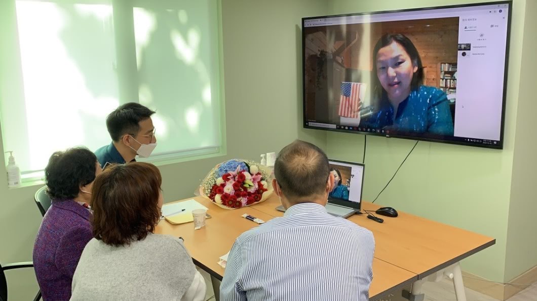 麥卡蒂透過視訊鏡頭與家人相認。(圖/翻攝自朝鮮日報)