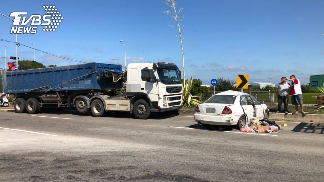 自小客下交流道遭砂石車攔腰撞　駕駛送醫命危