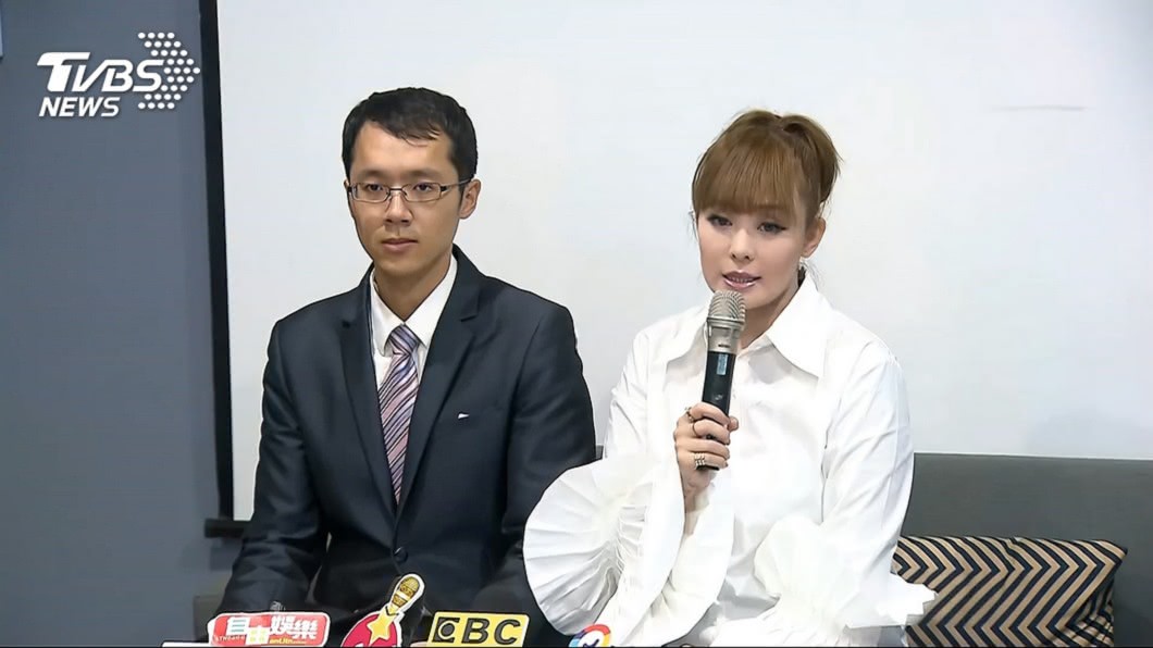 丁小芹去年在律師陪同下受害者道歉。(圖/TVBS資料照)