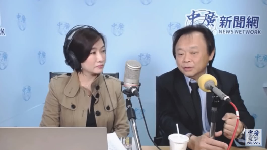王世堅(圖右)上廣播節目《千秋萬事》接受王淺秋專訪。(圖/翻攝自YouTube中廣新聞網頻道)