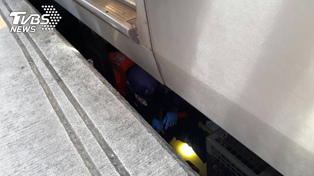 台鐵中壢站民眾疑落軌遭撞 影響10列車3590人